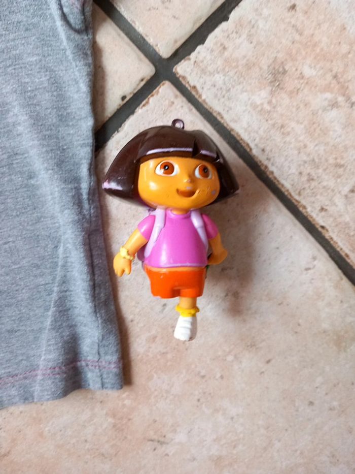 T-shirt 4 ans Dora + figurine - photo numéro 3