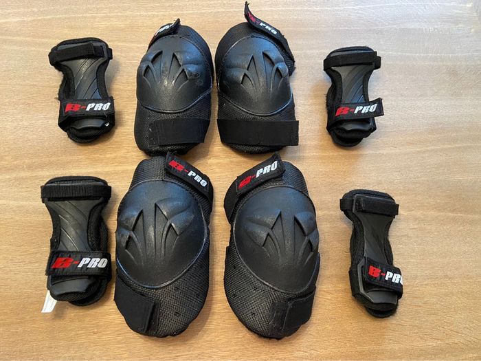 Lot de deux paires de protections genoux et deux paires de protections mains taille S