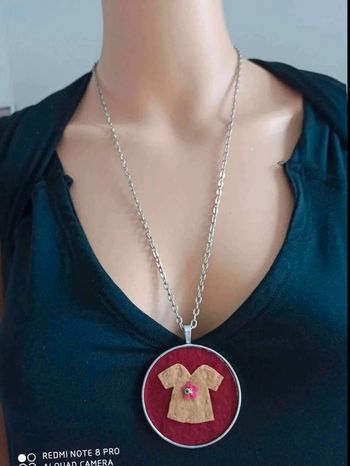 Collier  pendentif feutrine  rouge  taupe🎀
