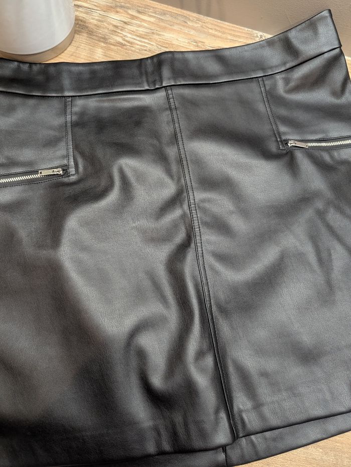 Mini jupe noire simili cuir avec fausses poches zip