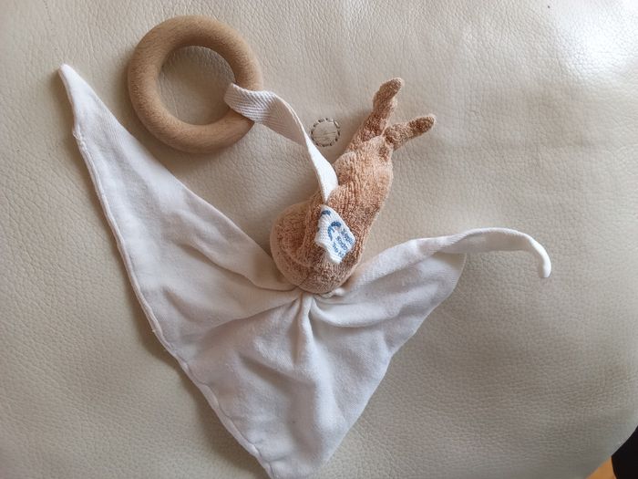Doudou keptin-jr  poupée lutin pantin  beige blanc crème marron clair sans  visage d'occasion noeuds extrémités défaits  anneau en bois  grelot hochet fonctionne  dans sa tête tissu triangle  bonnet  avec  2 noeuds - photo numéro 5