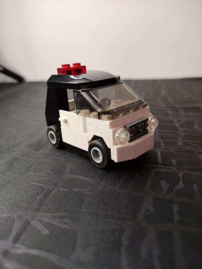 Petite voiture noire et blanche LEGO - photo numéro 2