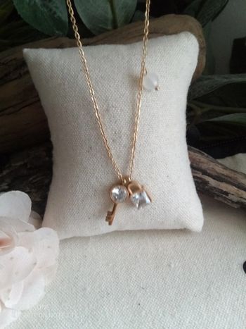 Collier clé cadenas zirconium et pierre opaline