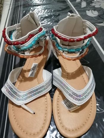 Sandales, nues pieds blanches.