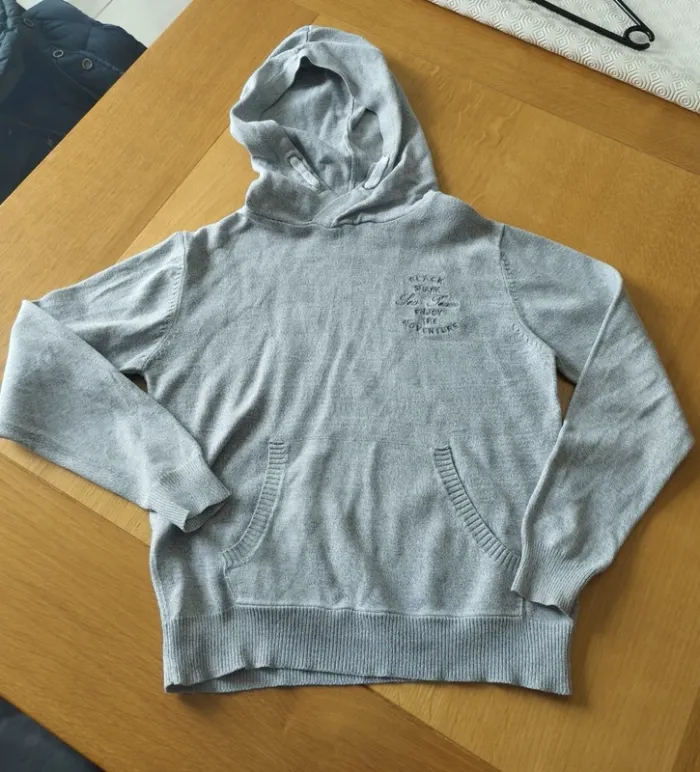 Pull a capuche NPO 8 ans