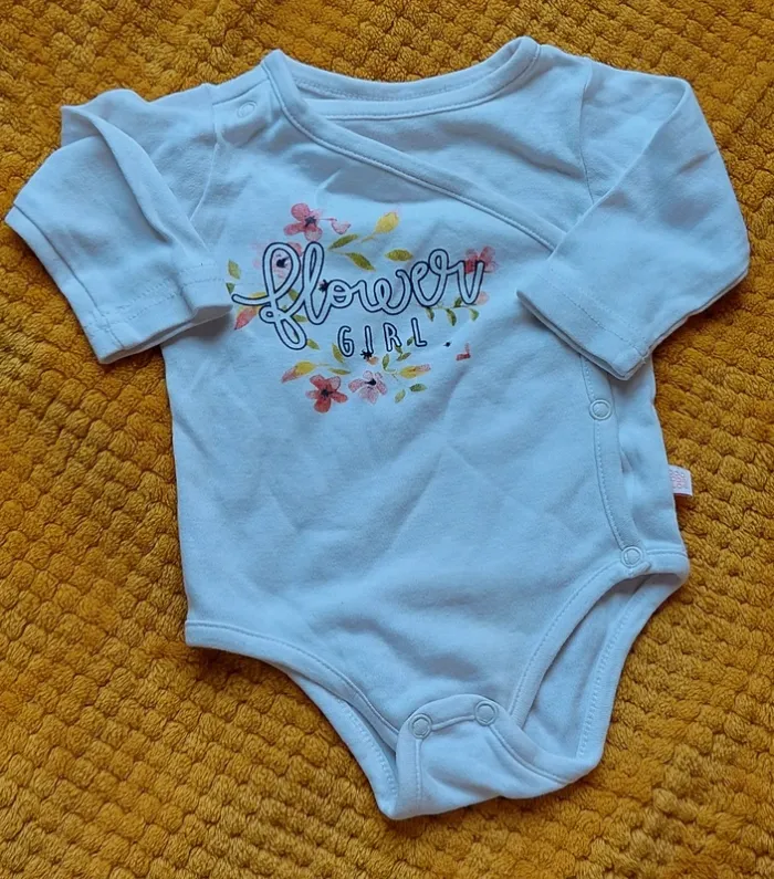 Body manches longues blanc - Motif " Flower Girl" , en très bon état, taille 1 mois
