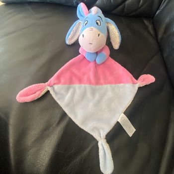 Doudou Bourriquet plat rose et bleu, capuche, oreilles de lapin 35cm