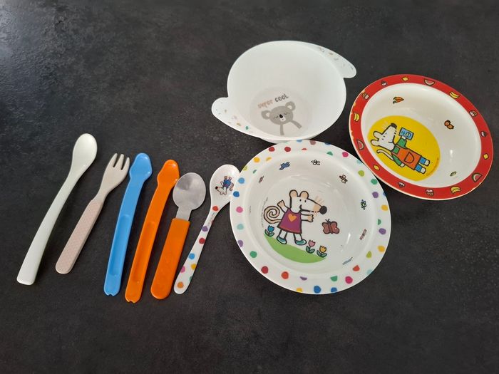 Lot  de 3 assiettes + 5 cuillère et 1 fourchette