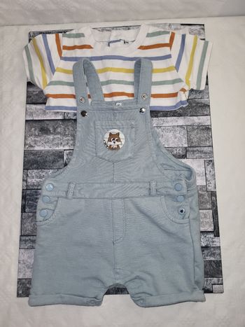 Ensemble salopette courte et tee-shirt