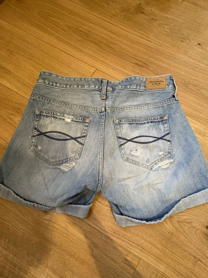Short en jean troué - photo numéro 2