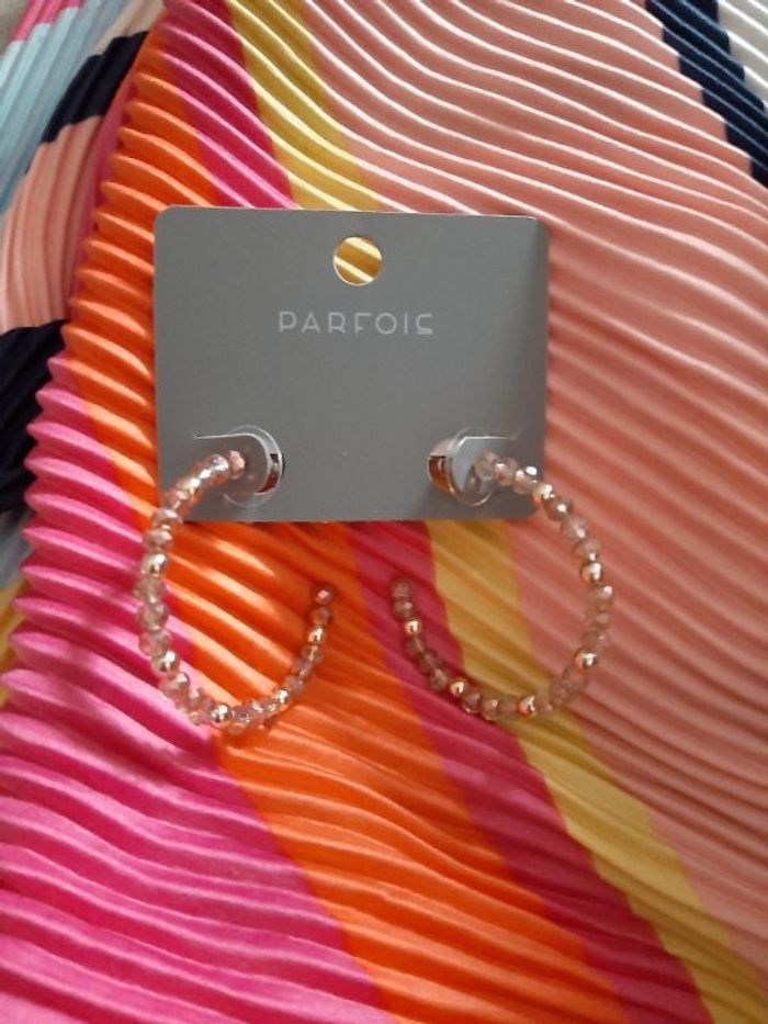 Boucle d'oreille parfois neuf