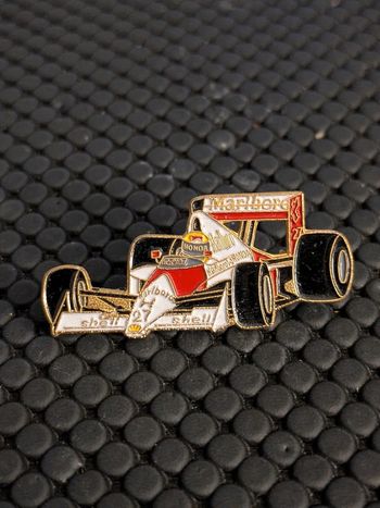 Pin's F1 Ayrton Senna Marlboro Double attaches