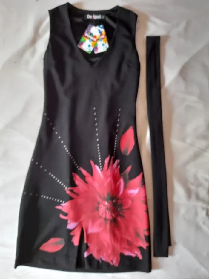 Magnifique Robe Desigual Noire Fleurie - NEUVE avec Étiquette - Taille S - photo numéro 4