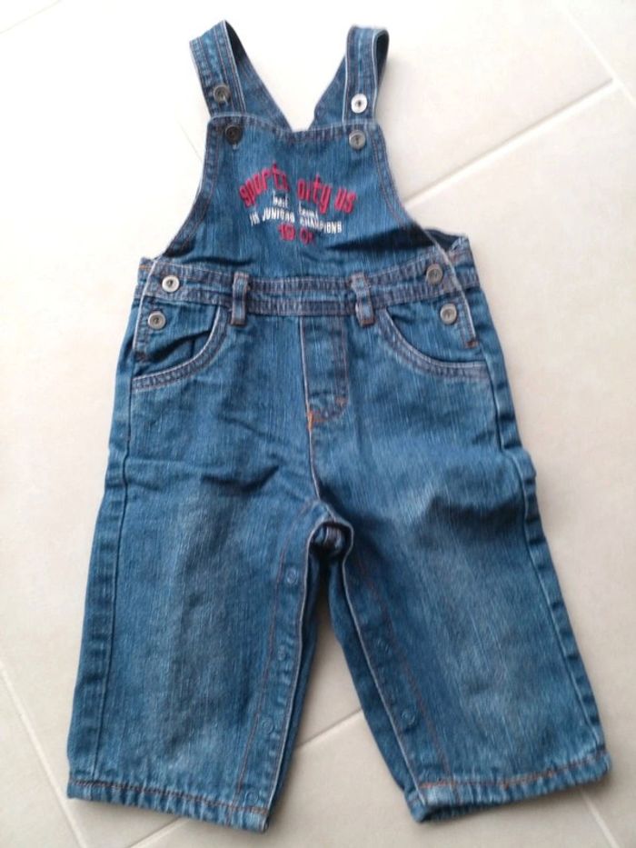 Salopette en jean et polo - photo numéro 2
