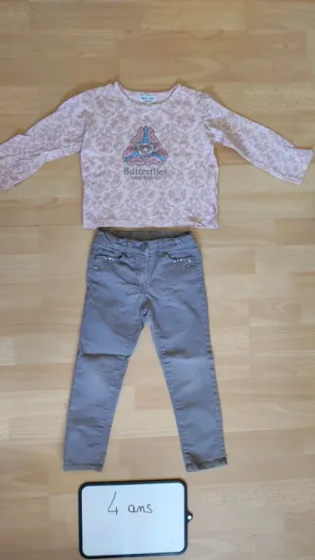 Pantalon+ t-shirt taille 4 ans
#rosalee4ans
