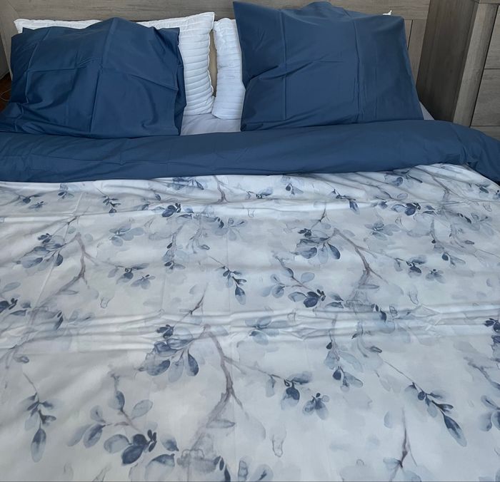 Housse de couette Guy Laroche 240x220 et deux taies d’oreillers 65x65 cm neuf avec étiquette - photo numéro 3