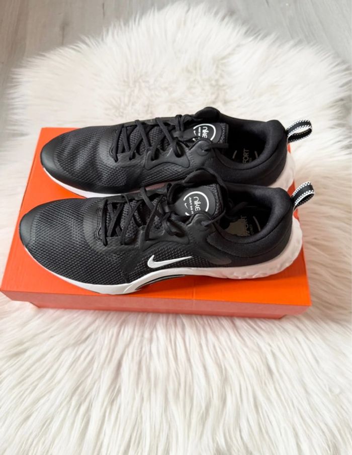Baskets Nike Renew In-Season TR 11 – Taille 44,5 – noir/blanc – Neuf avec étiquette - photo numéro 3