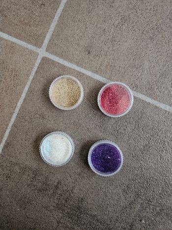 Lot de 4 petits pots de paillettes