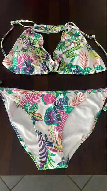 Joli maillot de bain 2 pièces taille 40 pour le bas 38 pour le haut neuf jamais porté gémo