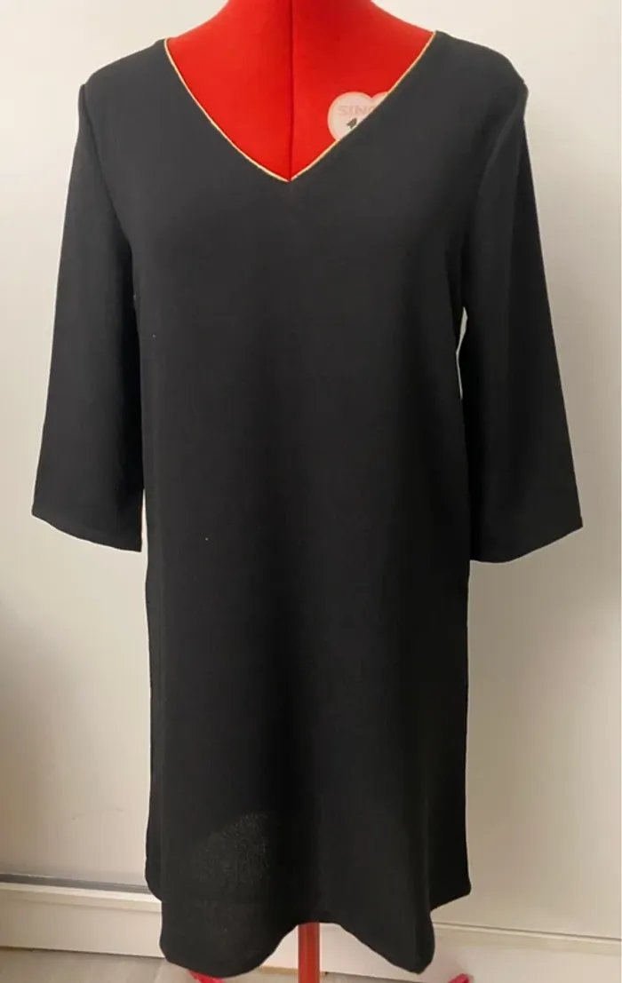 Robe noire droite col v liseré doré Sweewë
