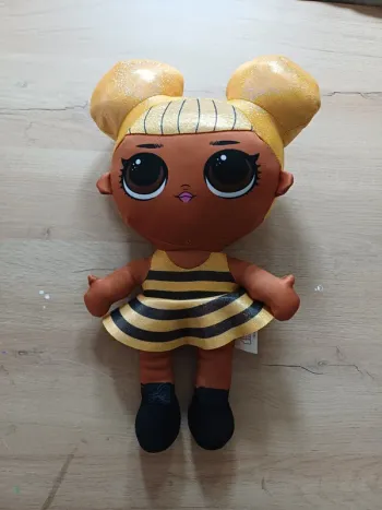 Peluche poupée LOL doré