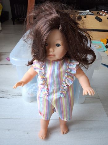 Poupée Corolle 36cm brune vêtement combinaison arc en ciel