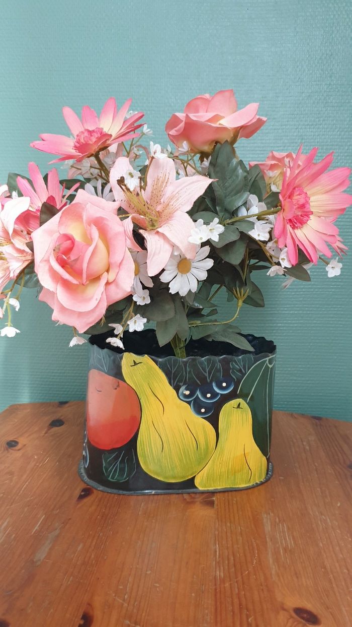 Fleurs artificielles et pot