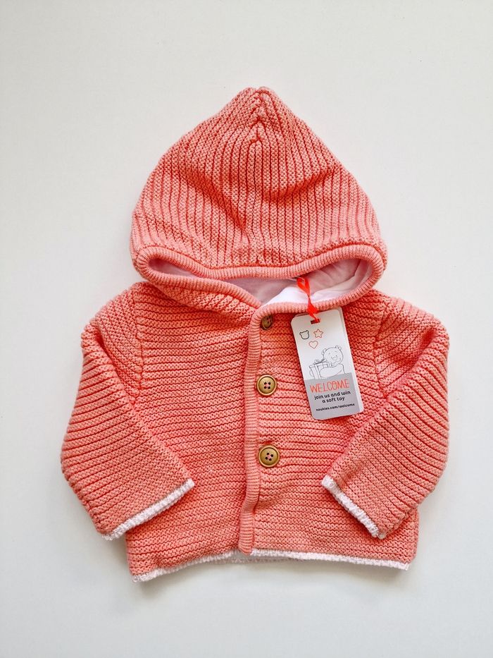 Noukie's - Mantelet / Pull / Gilet en tricot avec capuche - Neuf avec étiquette ! (3 mois)