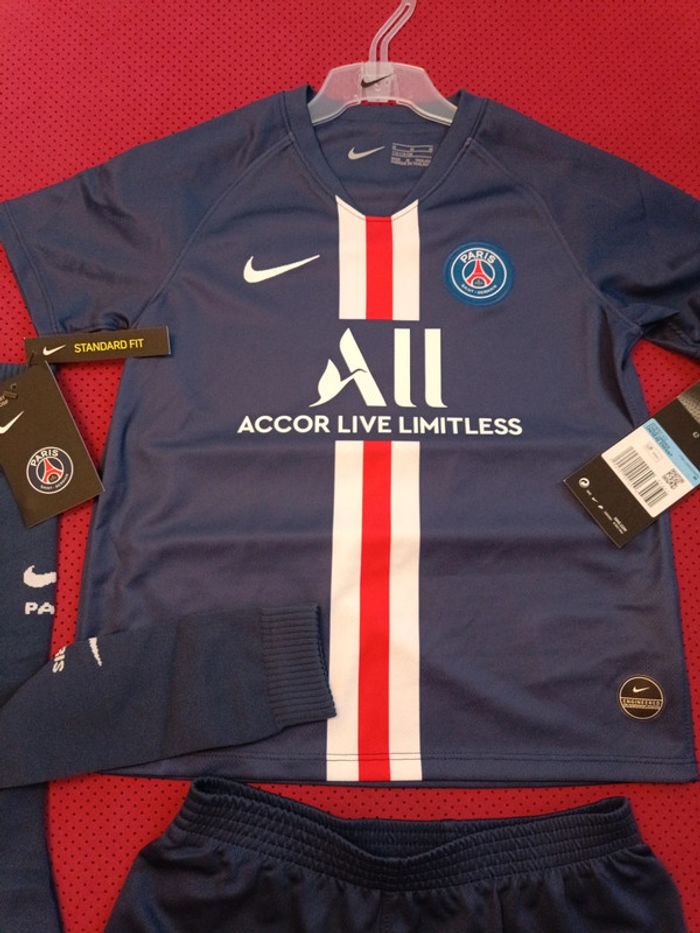 Tenue de foot PSG, Nike Authentique Officiel taille enfant 5/6 ans, Neuf - photo numéro 2