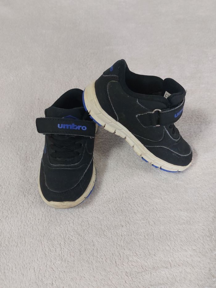 Basket Umbro noir et bleu 23