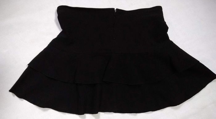 Mini-jupe noire avec volant - photo numéro 3