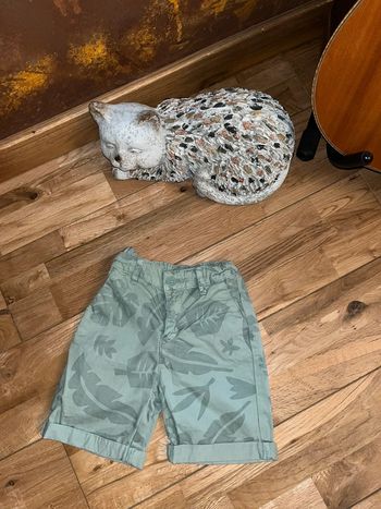 Joli short d’été vert motifs feuilles TAO très bon état /104cm