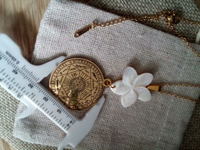 Collier médaillon archanges et fleur de n'a'c'r'e - photo numéro 3