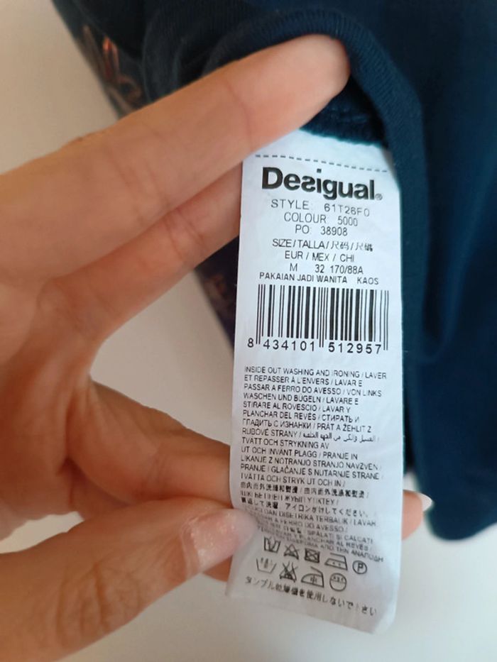 T-shirt Desigual bleu marine avec foulard - neuf sans étiquette - taille M - photo numéro 6
