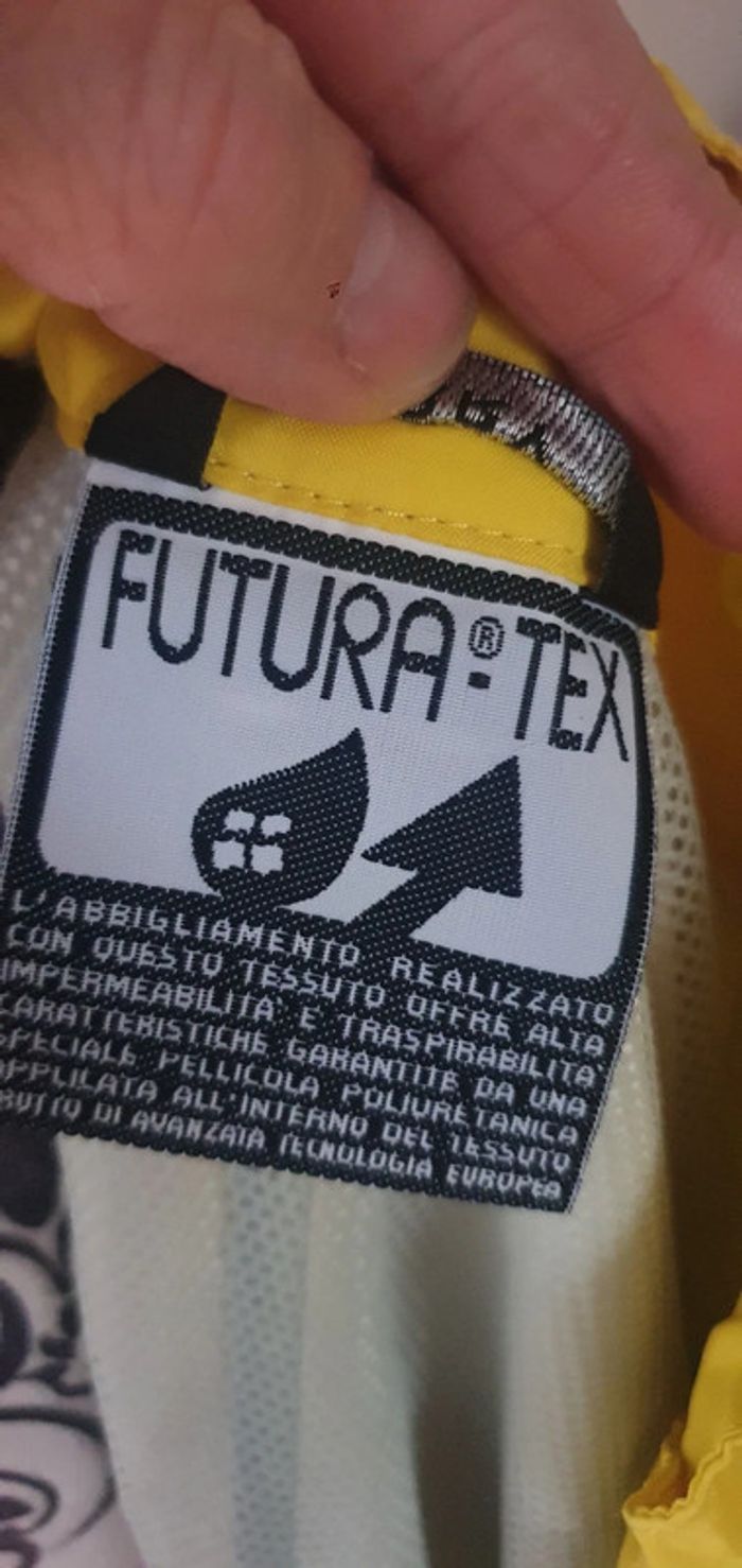 Imperméable jaune - photo numéro 3