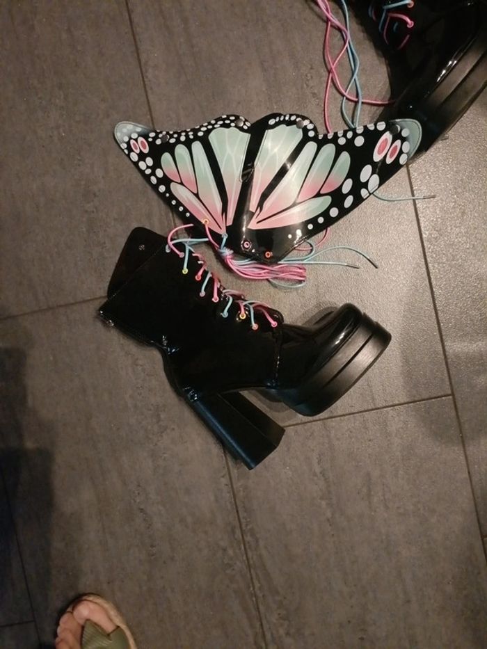 Bottes plateforme ailes de papillon 🦋 - photo numéro 3