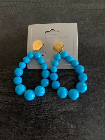 Boucles d’oreilles bleues.