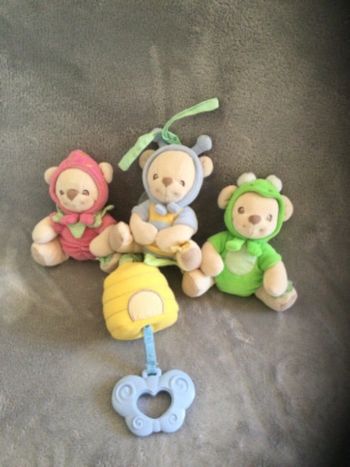 lot 3 peluches bearries une boîte a musique fisher price tbe