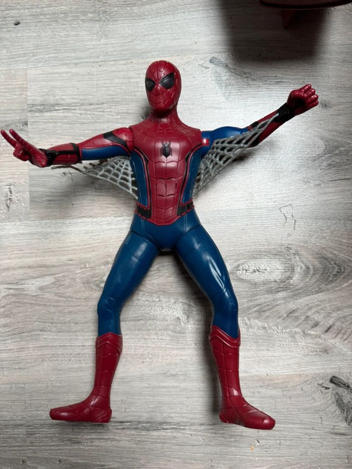 Spiderman articulé qui parle et à les yeux qui s’allument