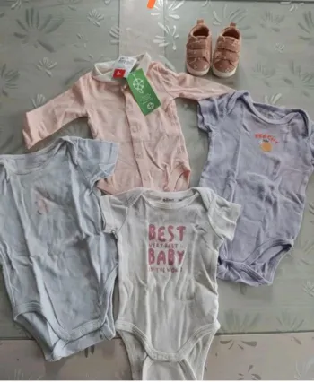 Lot de 4 bodies fille 3/6/9 mois et chaussures bébé