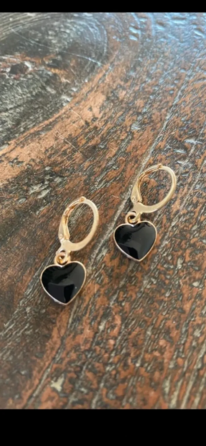 Magnifique paire de boucles d’oreilles avec cœurs noirs - photo numéro 2