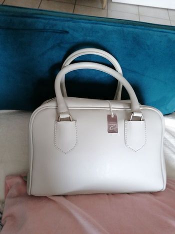 Sac à main simili cuir couleur crème blanc. Double fermeture. Neuf 