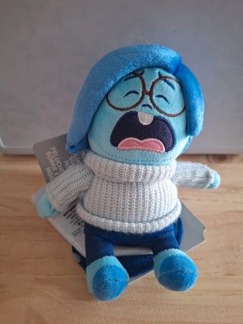 Peluche Tristesse Vice Versa 2 - Disney Pixar - Shoulder Plush Aimantée