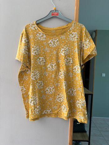 T shirt moutarde avec fleurs blanches
