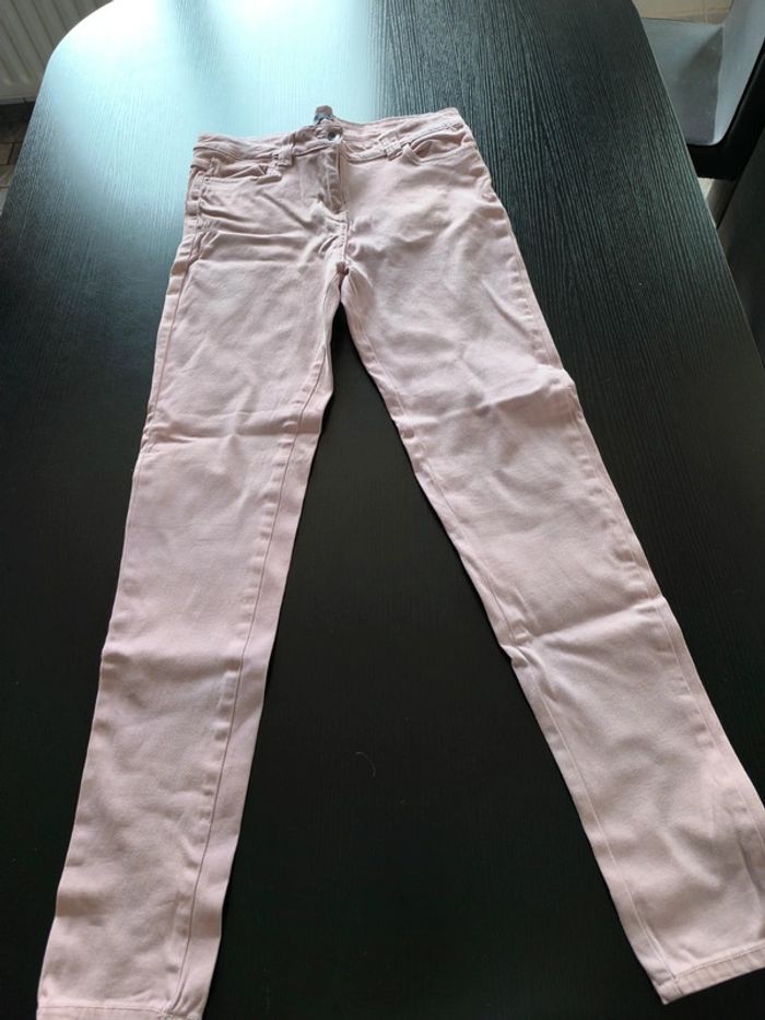 Jeans couleur rose pâle