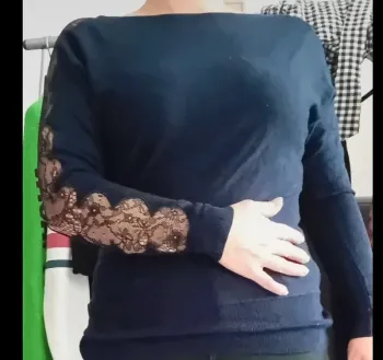 Très joli pull bleu marine avec détails sur les manches taille xs femme