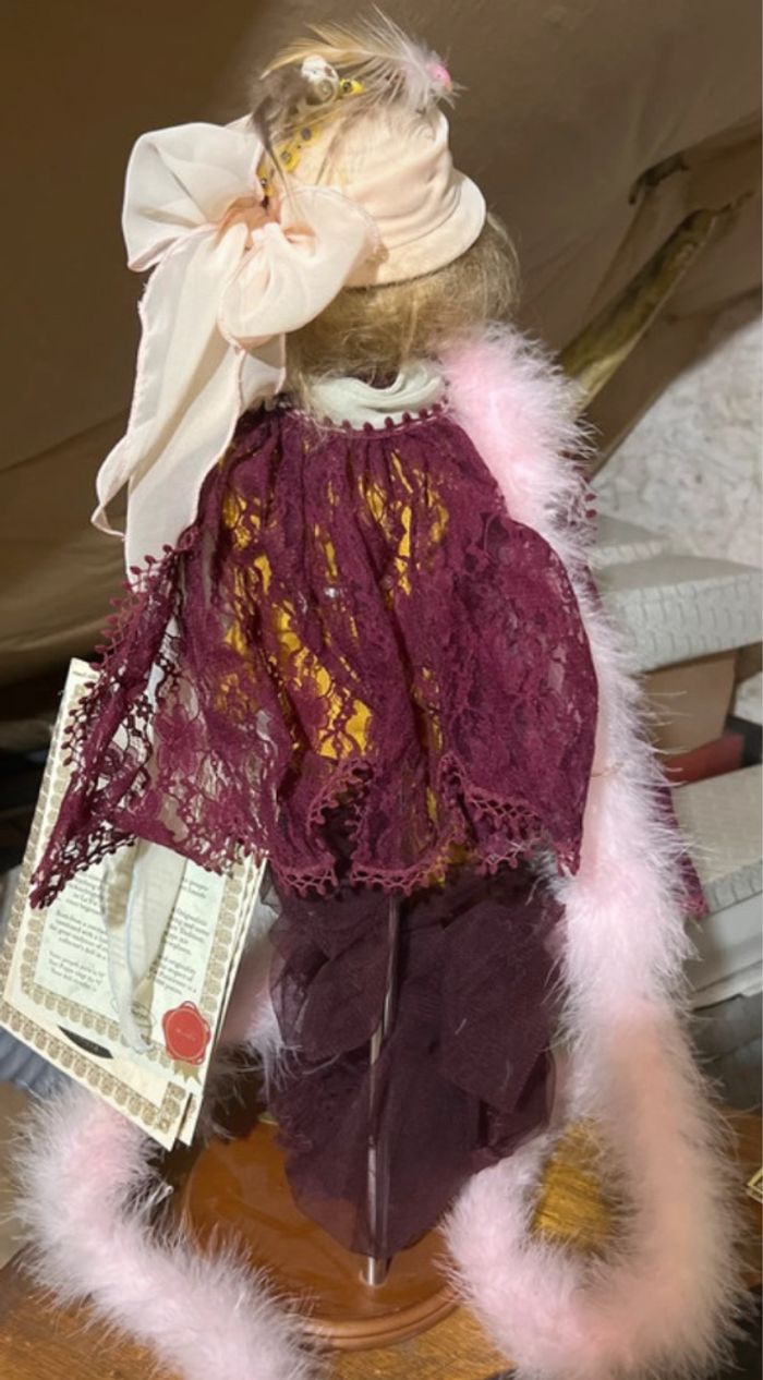 Poupée de collection en porcelaine La vie parisienne de Mundia - photo numéro 4