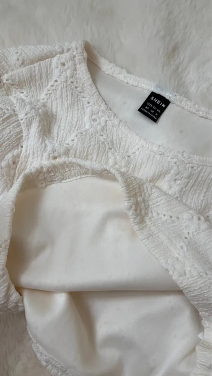 Jolie blouse crochet à manches évasées - photo numéro 6
