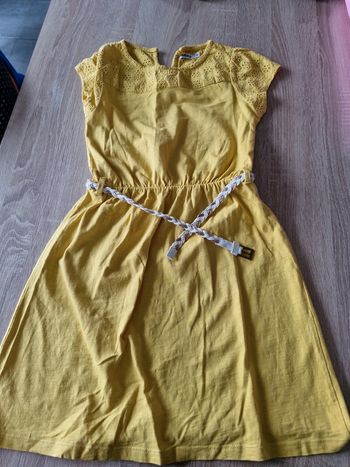 Robe jaune avec ceinture.