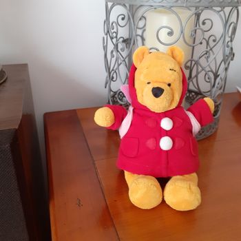 Peluche-doudou Winnie l'ourson avec sac à dos Porcinet